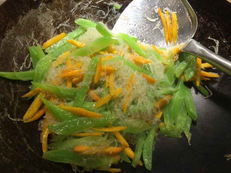 Chinesische Keule (Spargelsalat) mit Möhren und Glasnudeln aus dem Wok ...